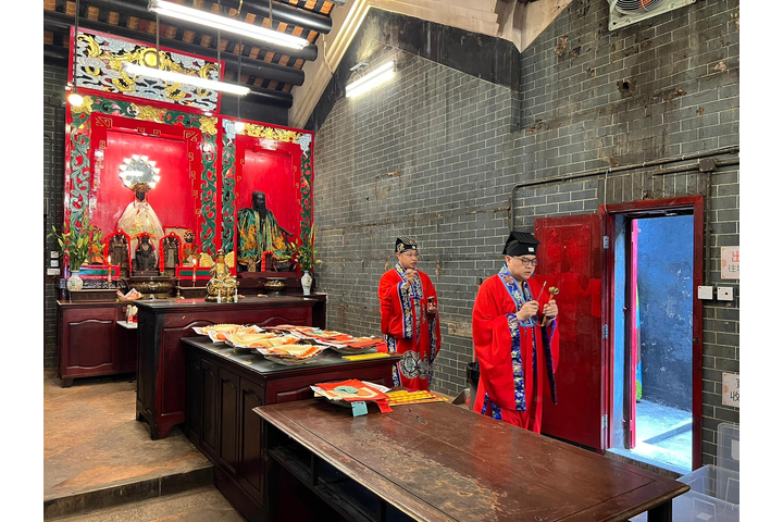東華三院於二零二三年四月一日起收回油麻地福德祠外判營運權，並派員自行營運