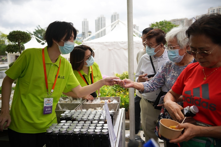 香港01 美食市集沙田|$1罐頭鮑、買雞送糉、啄啄糖再現 市民盼長期舉行