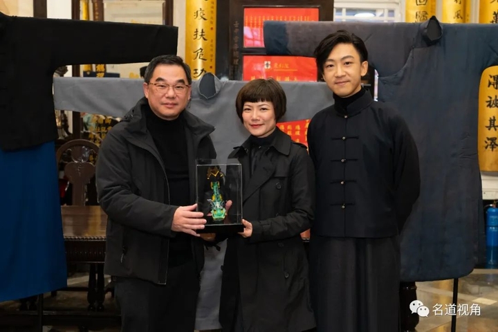 微信公眾號@名道視角 東華三院推廣香港中式長衫製作技藝 民眾“聽看穿”體驗傳統文化