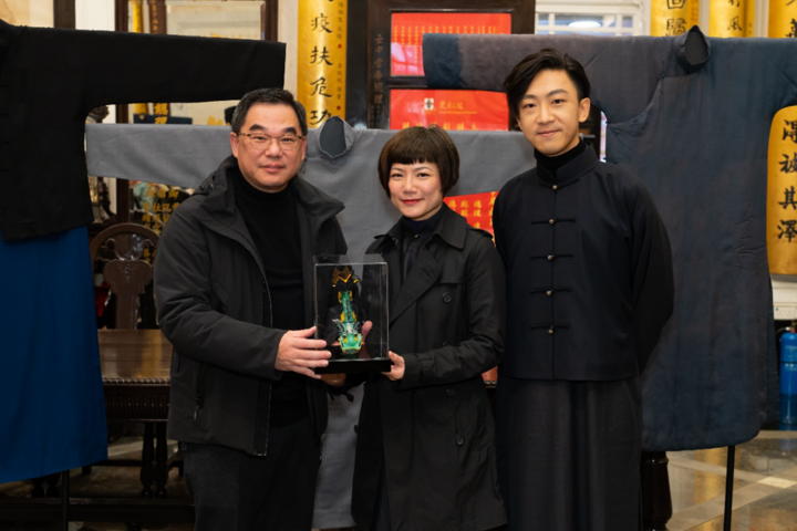 微信公眾號@橙新聞 東華推廣香港中式長衫製作技藝，民眾「聽看穿」體驗傳統文化