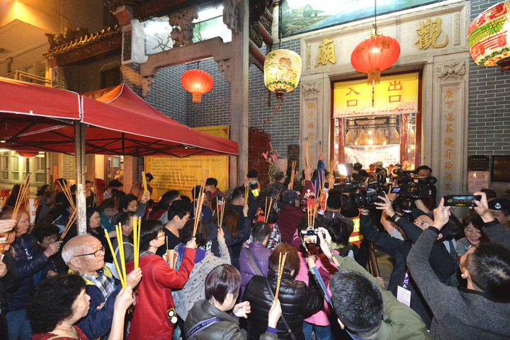 頭條日報 觀音開庫一帖睇 紅磡觀音廟取消東華廟宇不設通宵時段