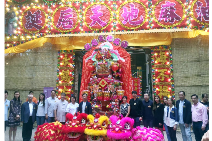 星島日報 油麻地天后廟賀誕 廟街獨家儀式:花炮衝神