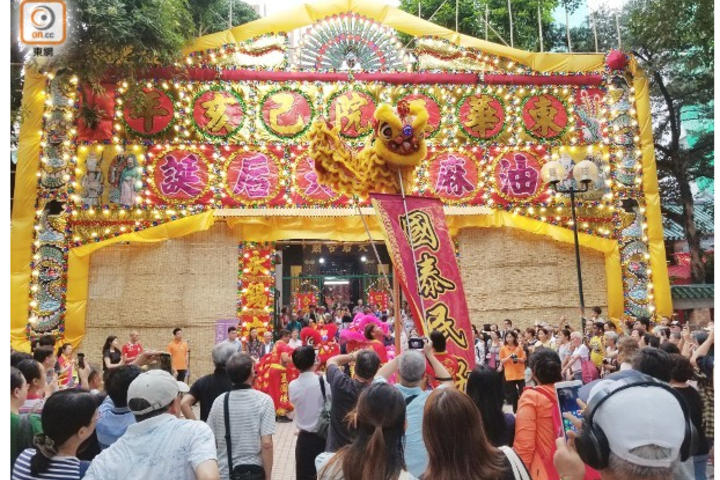東網 天后誕巡遊醒獅鑼鼓響不停 花炮衝神求保祐