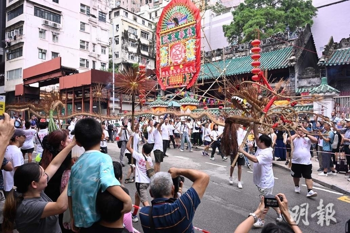 明報新聞網 - 文武二帝出巡及秋祭大典 火龍、舞獅等沿途表演