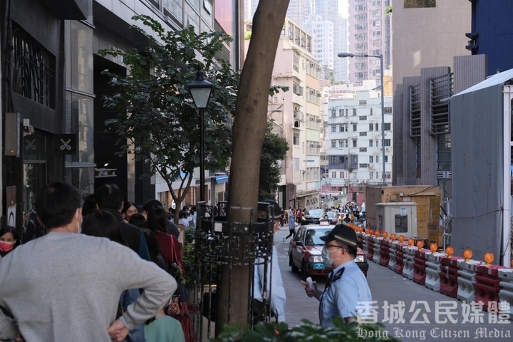 香城公民媒體 假期最後一日 逾百名市民到文武廟等候參拜