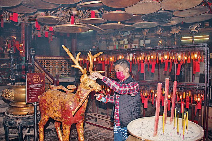 頭條日報 疫情漸穩 走三間廟為香港祈福問卜 李丞責指港人秋天有望短期旅遊