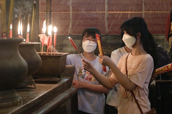 橙新聞 DSE周三放榜　考生家長文武廟上香祈順利
