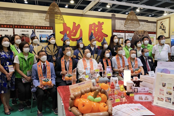 香港01 灣仔迪龍里濟公廟記載抗疫歷史　虎頭門、牌匾書展攤位復刻重現